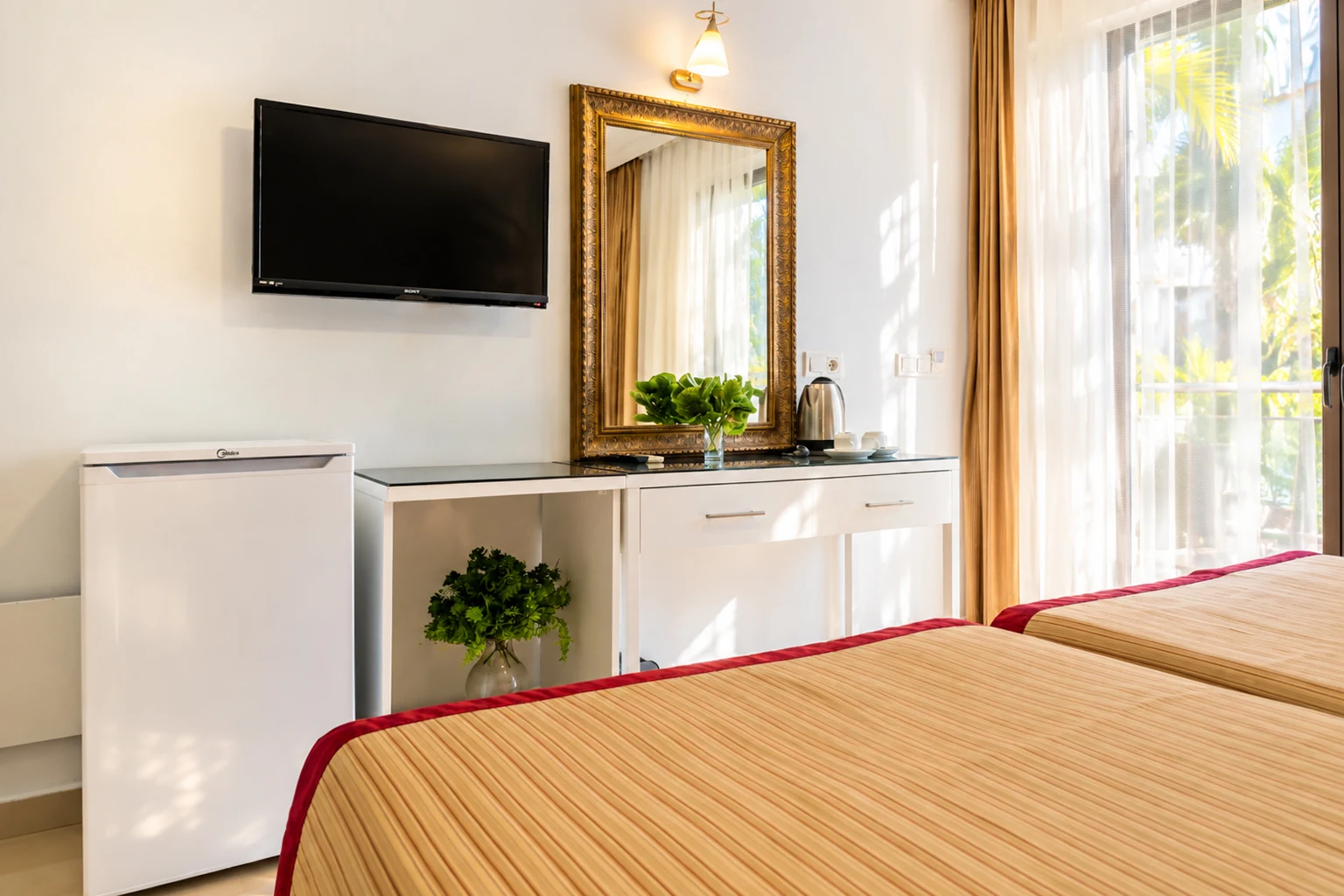 Standardzimmer: Fernseher, Spiegel und Minikühlschrank