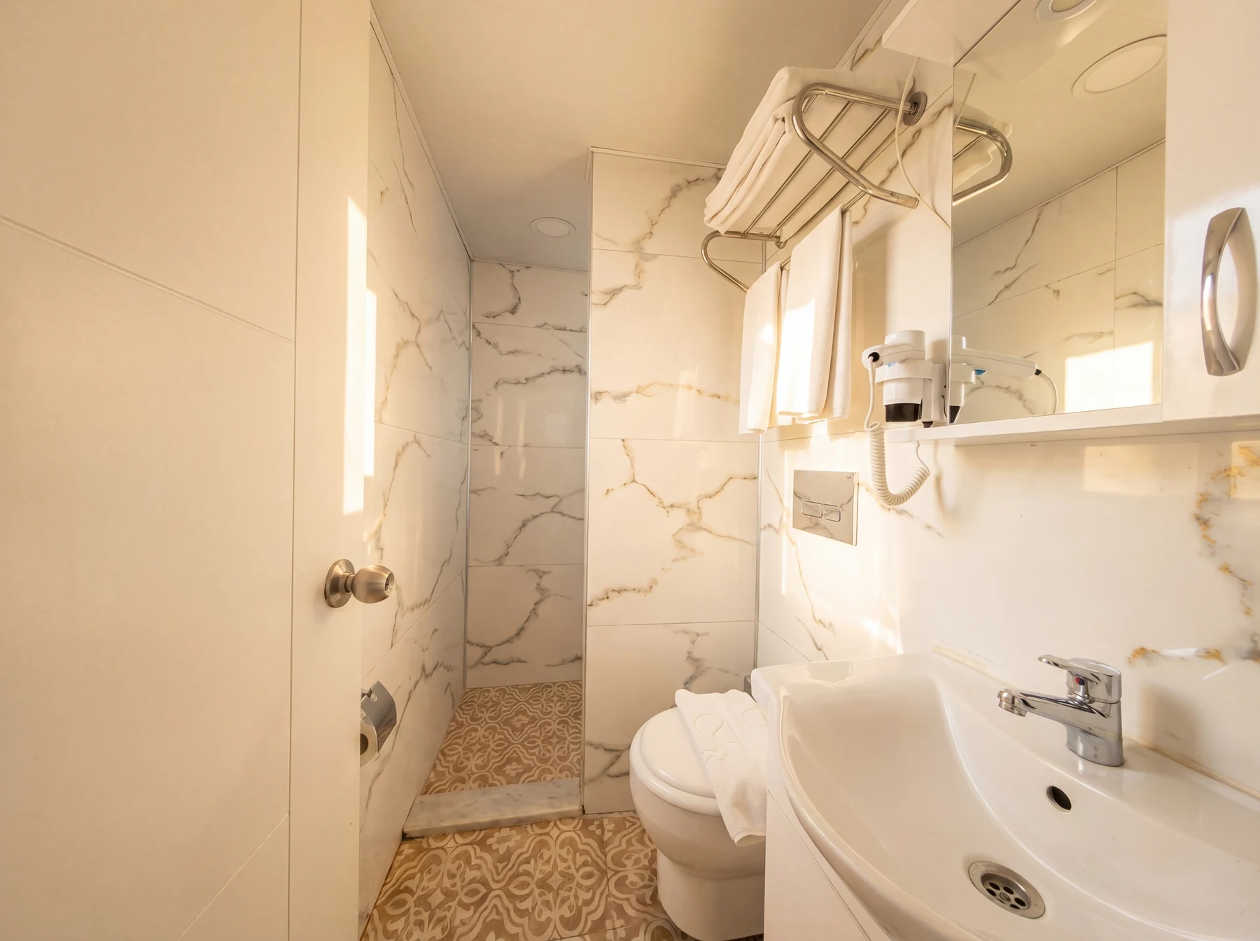 Standardzimmer mit anderer Raumaufteilung: Badezimmer mit Dusche