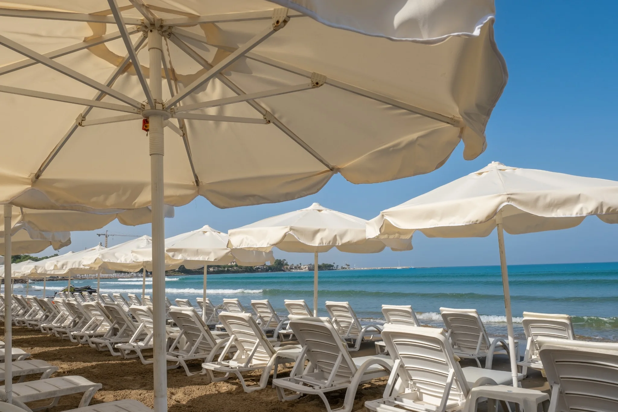 Am Meer im Schatten der Sonnenschirme