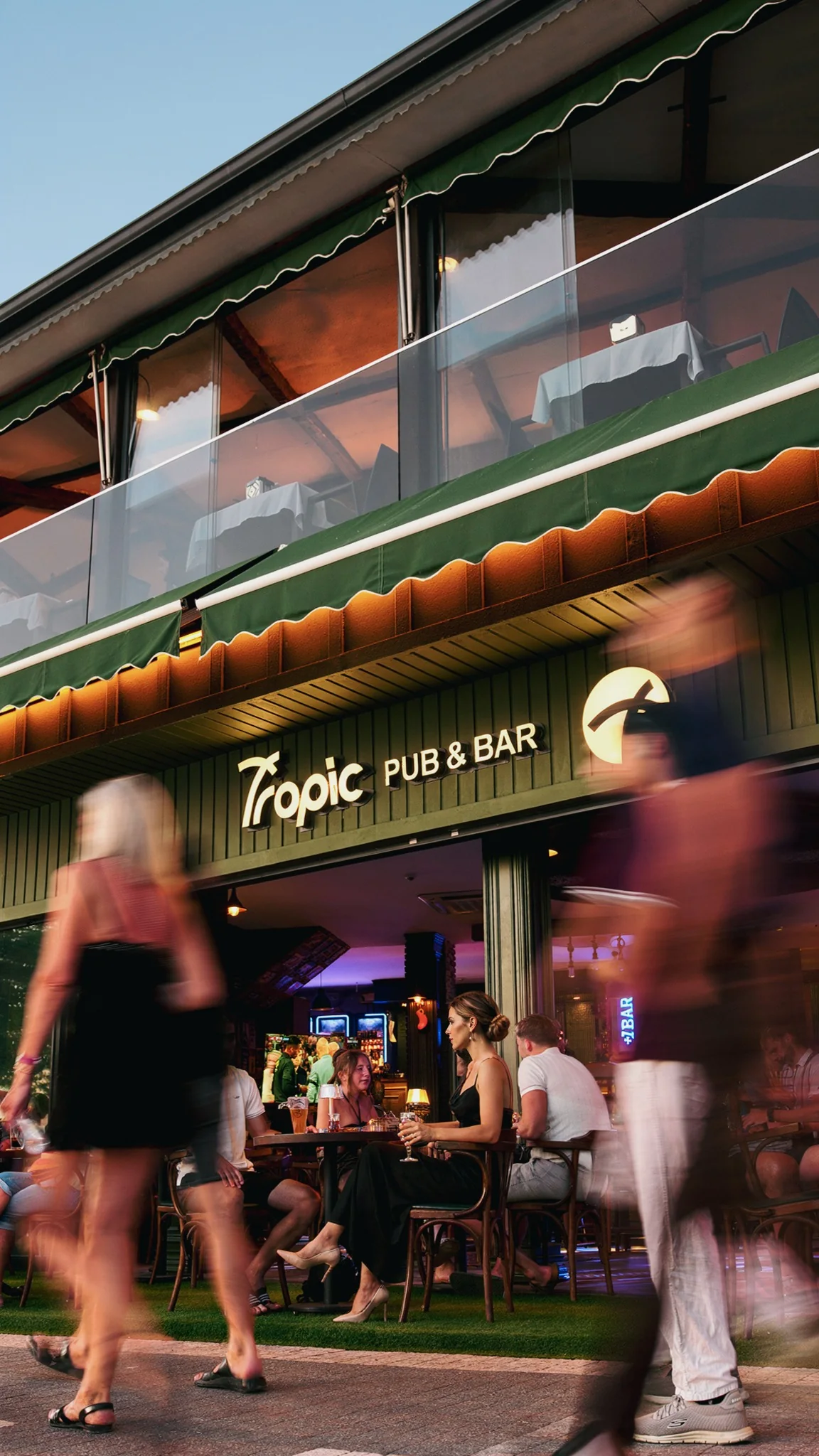 Tropic Pub & Bar am Abend