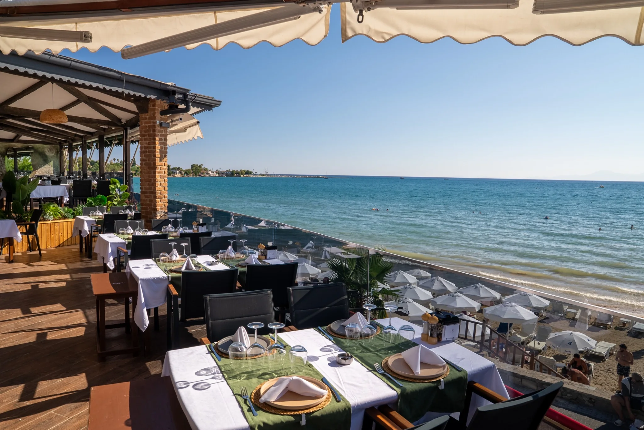 Restaurantterrasse oberhalb des Strandes