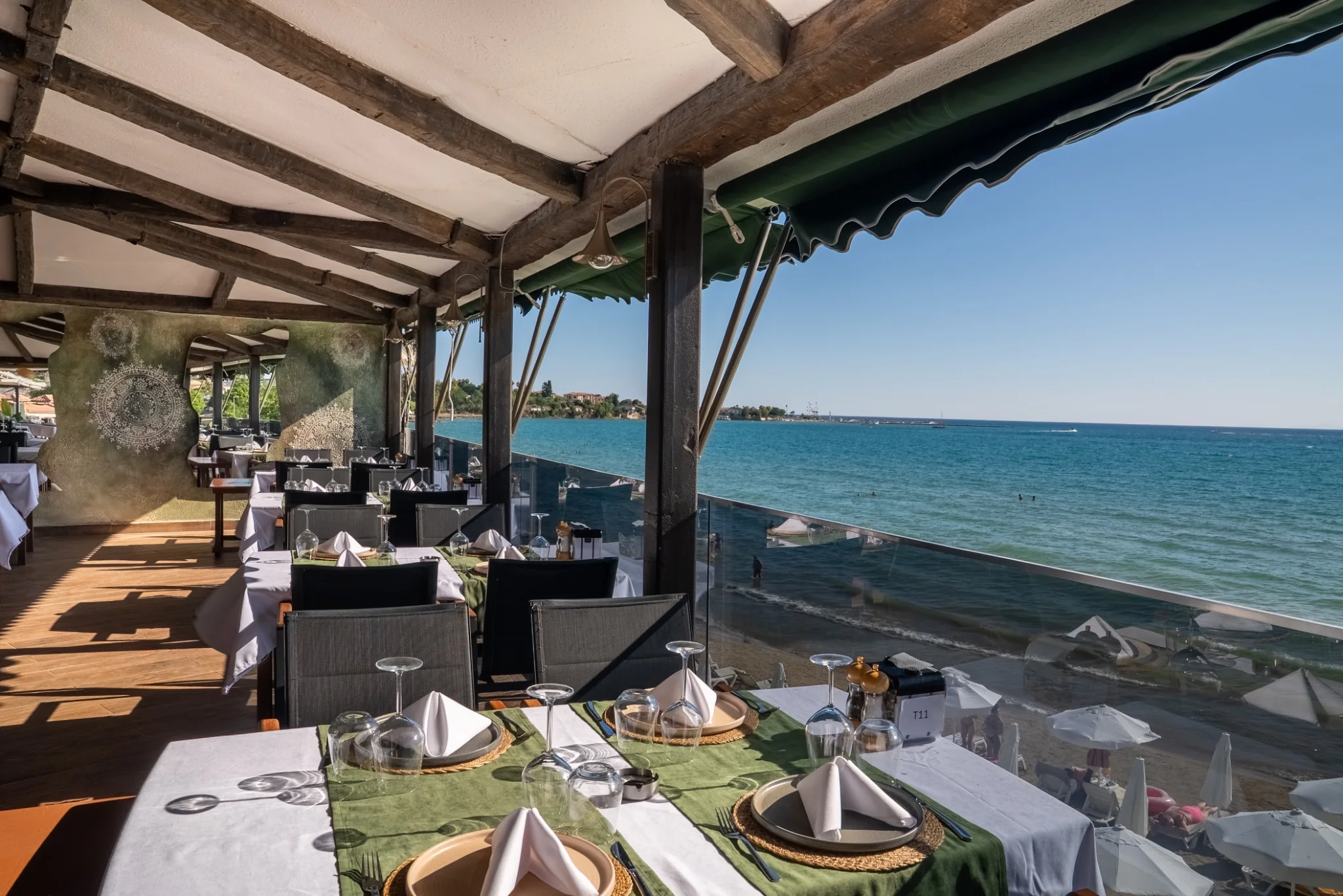 Restaurangterrassen längs stranden